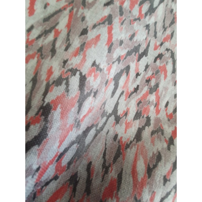 Плътен текстил с принт на зиг заг в червен и тъмно сив цвят-2