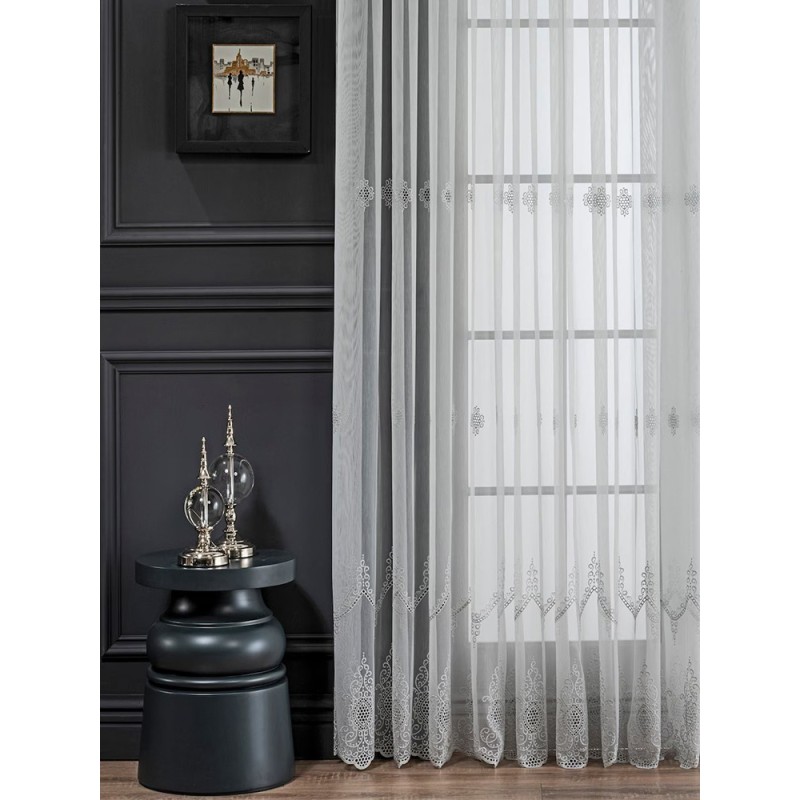 Нежна бродерия с блясък в бял цвят-2