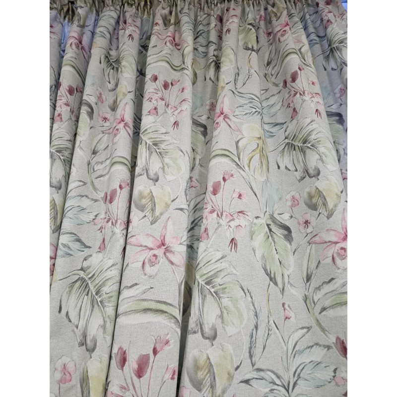 Плътна материя за завеса със сиво зелени и сини листа и розови цветенца-3
